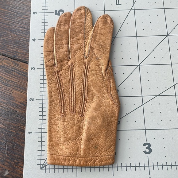 Antique Victorian/Edwardian child's gloves, soft brown leather, snap w letter B - Picture 6 of 9